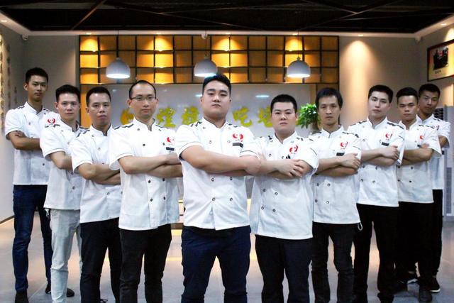 目前,煌旗小吃培训学校有200 种小吃项目,其中包括早