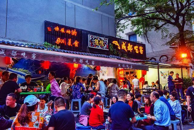 可以说这已经成为了城市的名片了,外地游客必去的地方,宽窄巷子稍显