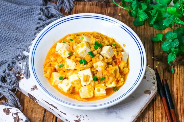 蟹黄豆腐2. 将牛奶倒入豆花碗中,淋上调好的玫瑰酱即可.