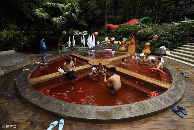 重庆景区内有火锅温泉,把自己放进去炖,不愧是火锅之乡