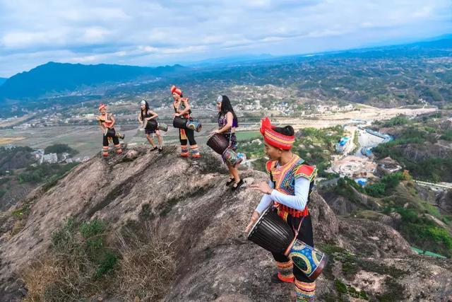 震撼一幕:少数民族佤族人在湖南这座山之颠演奏空手鼓乐,壮美