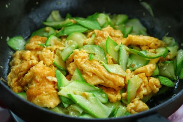 小贴士:炒鸡蛋时油温高一些,然后改中火倒入蛋液,这样蛋液就能快速