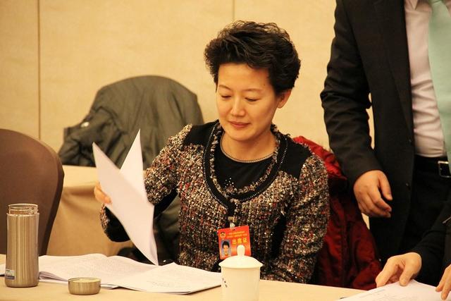 央视主持人梁艳23年不化妆不恋爱醉心于工作今46岁还是单身