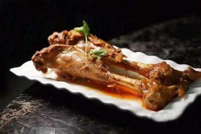 红卤羊腱子,色泽酱红,油润光亮,咸淡适中,酱香浓郁,酥嫩爽口