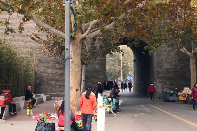 小南门火了15年的粉汤羊血!蹲在街边端着吃,但就是有人戒不掉!