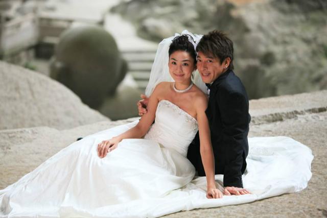 52岁令狐冲气定神闲,大他4岁的老婆依然美艳,两人相爱24年