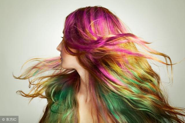 2.中国老人愿意把头发染成黑色;日本青年喜欢把头发染成五颜六色.