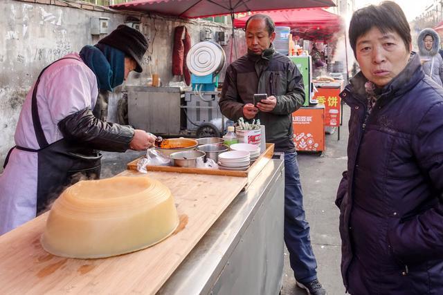 天水桥南路口的早市上有个凉粉摊,20多年的老味道是多少人的回忆