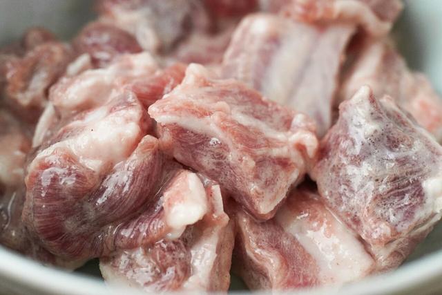 豆豉排骨肥瘦相间稍微一咬就滑嫩脱骨肉质爽脆不烂还好嚼