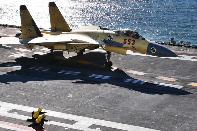 如果配备3艘顶尖级航母,那么我们至少需要100名舰载机飞行员;中国带有