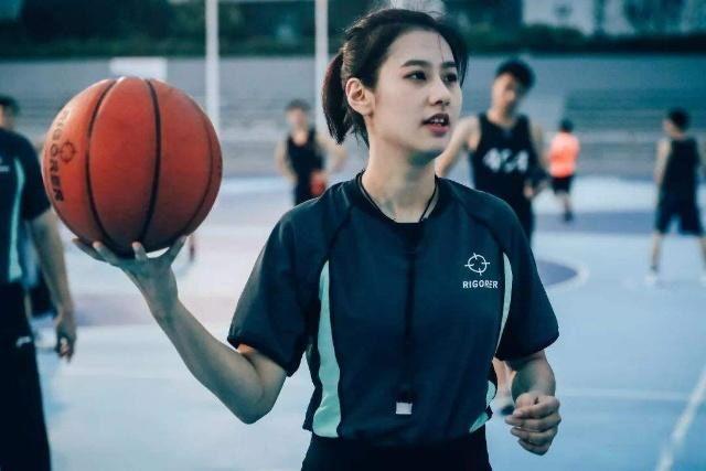 但是坚强的亓浩并没有放下对篮球的热爱,虽然无法在成为一名运动员也