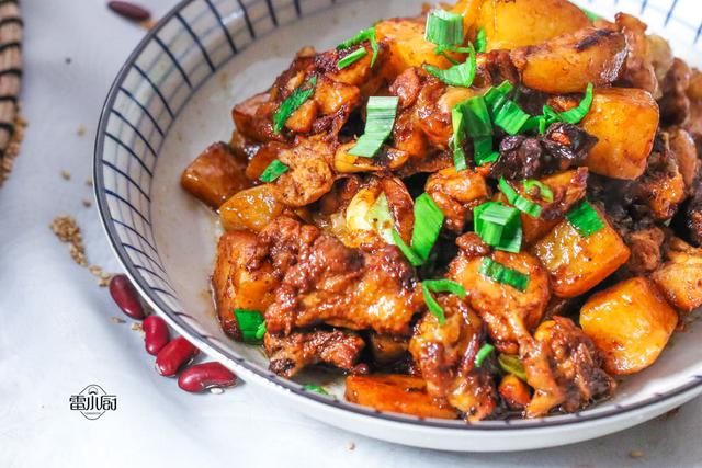 鸡翅根炖土豆的做法,喷香入味,简单实惠