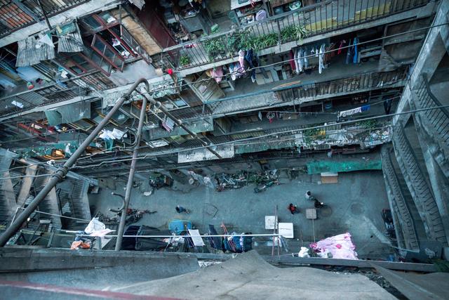 成都网红鸳鸯楼乱象丛生,废弃共享单车堆积成山无人问津