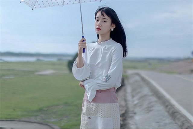平胸妹子从8个方面出发，也能穿搭出成熟又性感的女神范|胸部|线条|上半身|身材|高腰_新浪新闻
