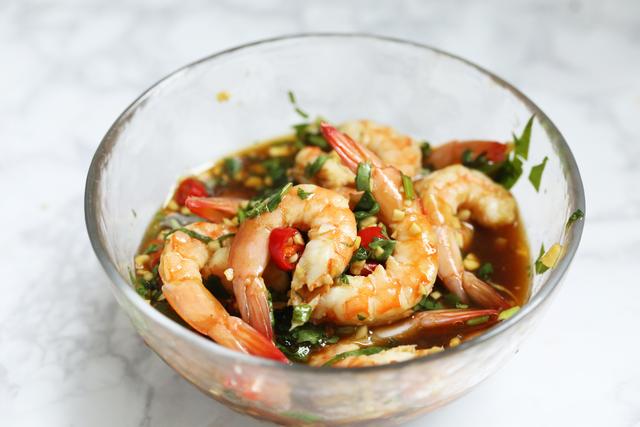 处理好的大虾和酱汁混合,浸泡入味后即可食用,酸辣凉拌虾就做好了.