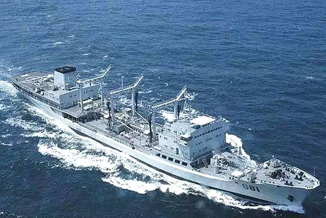 中国第二艘901型补给舰不久将开始服役排水量接近五万吨