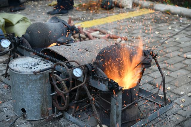 农民自制奇特爆米花机,号称双响炮一次能爆两锅
