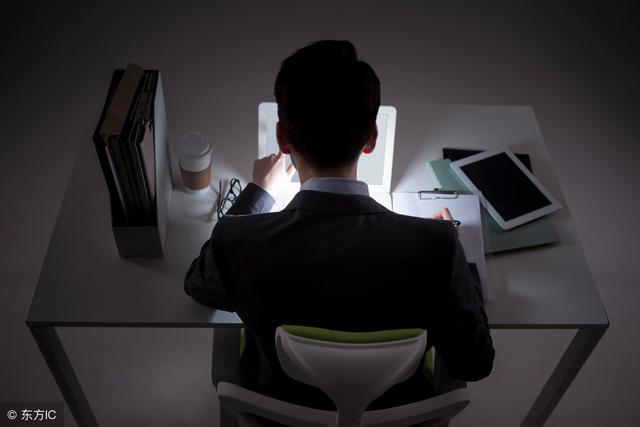 天天加班到凌晨加到进医院,老板的话让我脊背发凉,这么拼值吗?