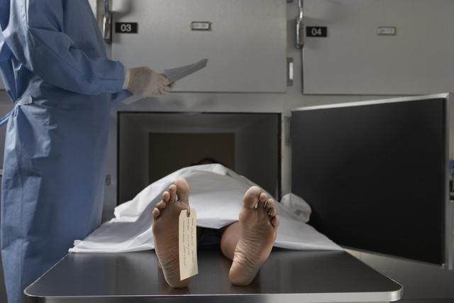 到场的警员判定她已经死亡,将遗体送到殓房.