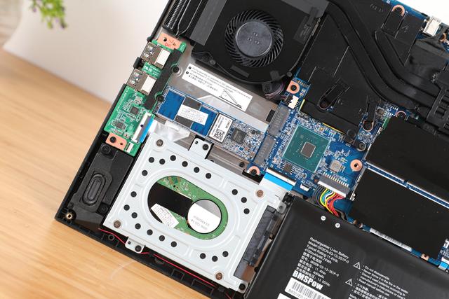 轻薄便携质感出众神舟战神z7kp7gz游戏笔记本