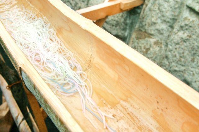 日本"流水素面",上游吃面下游吃口水,反应慢了还没得吃!