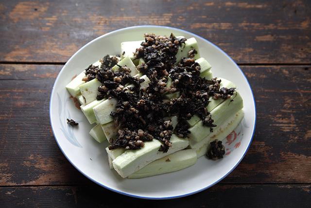 把肉末和榄菜混合在一起备用炒锅烧热,放少许油,放