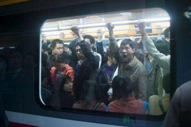 中国最"挤"的一条地铁线,四周全是"胳肢窝",网友:呼吸难受