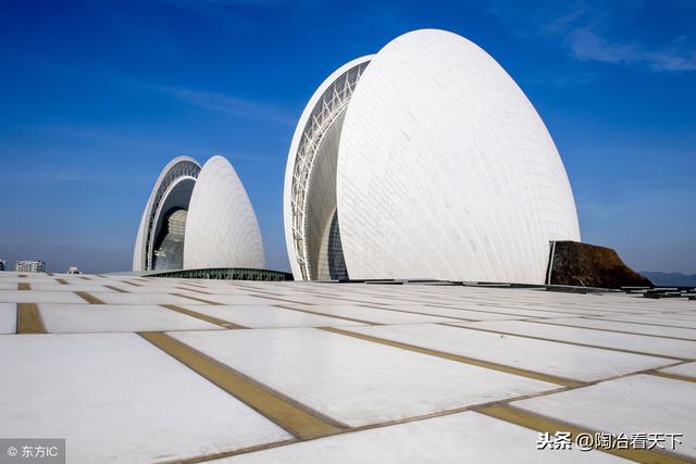 更对"贝壳"的形象加以提炼,用现代建筑材料和技术进一步表现空间的