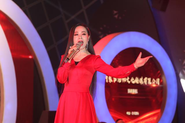 中新社内蒙古分社事业发展中心主任王国柱,著名歌手苏勒亚其其格,纪