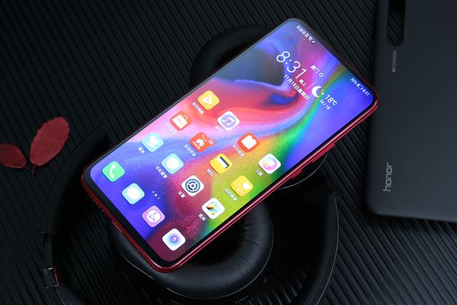 荣耀magic2采用了一块6.39英寸的amoled屏幕,左右边框都窄至1.