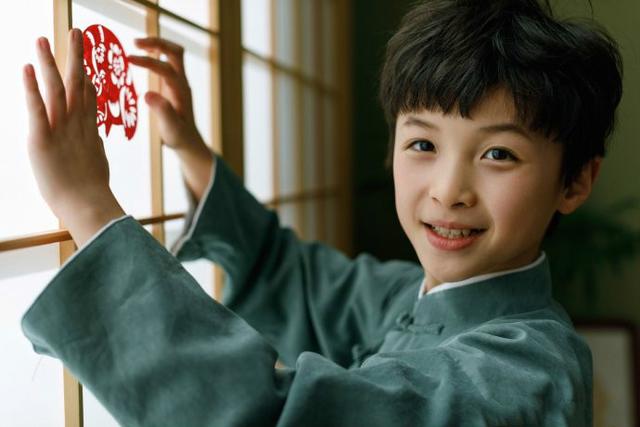 "小夜华"石悦安鑫初一贴春联,五官端正清秀可人惹人怜爱!