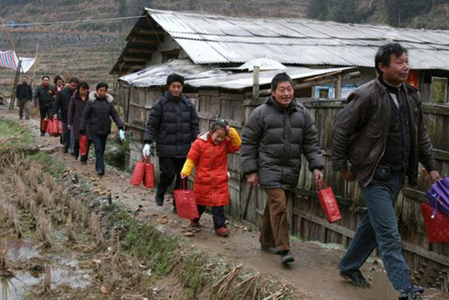 春节过年拜年走亲戚,一些亲戚放下礼品不吃饭转头就走了,为啥?