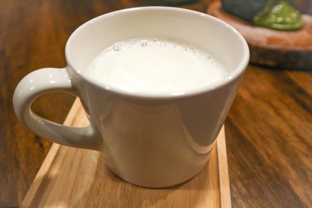 相信很多人都听过睡前喝一杯牛奶的好处,但是却没有真正去做.
