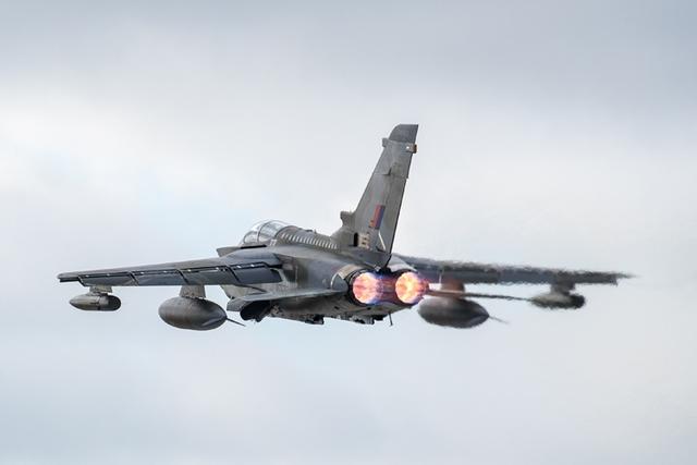 经典离去,狂风gr4战斗轰炸机3天展示飞行变后掠翼机型特殊谢幕