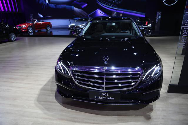 奔驰e300 l 长轴距轿车,45万级别精英座驾,车展实拍!