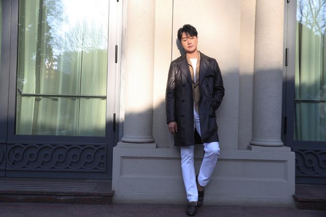 佟大为现身米兰观秀,棕色皮衣配白色长裤,40岁帅成"一朵花"
