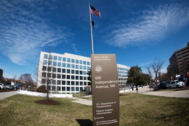 2013年,波音787梦幻客机疑因锂电池过热起火,美国交通部下属的联邦