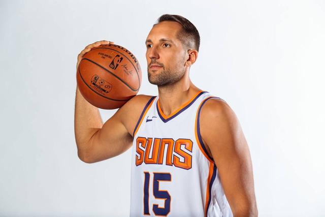 火箭旧将本赛季年薪2042万,排在联盟第40位,但场均仅3 2.3 0.