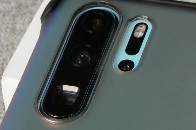 由于引入了潜望式镜头方案,所以这次华为能够实现超强变焦