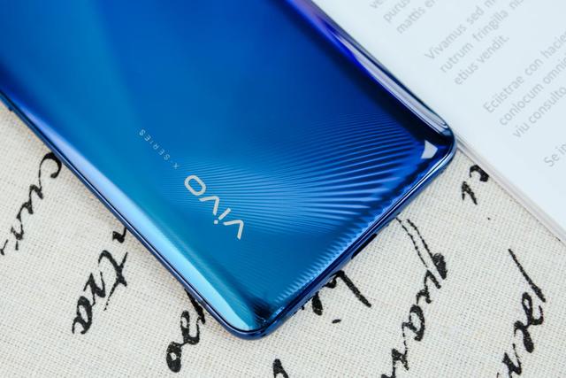 孔雀羽的设计纹路巧妙地融合在机身背部,与机身的颜色相互衬托,这个