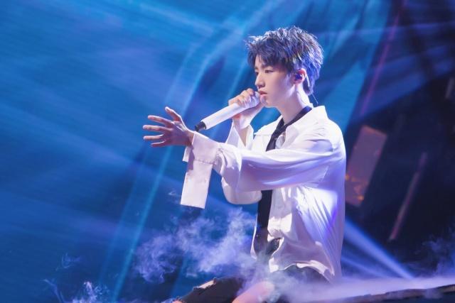 tfboys在话筒上刻字!前两个写自己的名字,最后写自己的梦想