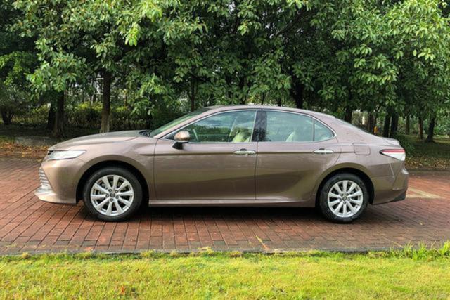 丰田凯美瑞新增土豪金色,换装9寸大屏,改观真大.