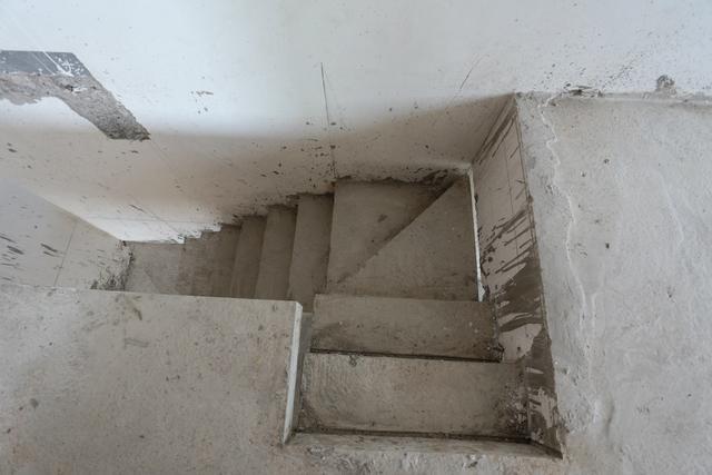 虽然理论上上下房开洞装楼梯是可以的,但不能像他家这样私自施工,需要