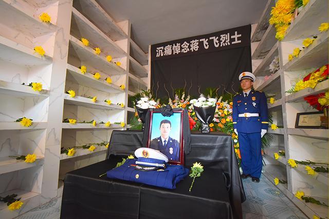 四川南充:烈士蒋飞飞回家,数万群众送别,英雄永存西山烈士陵园