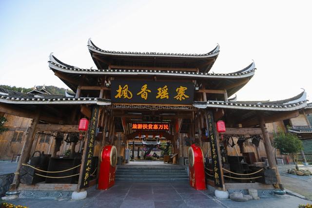 湖南小众秘景地,花瑶风情的民宿,云雾缭绕高山泳池