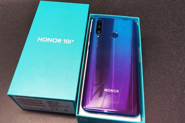 荣耀10i真机开箱麒麟710三摄机型前置3200w像素强力自拍