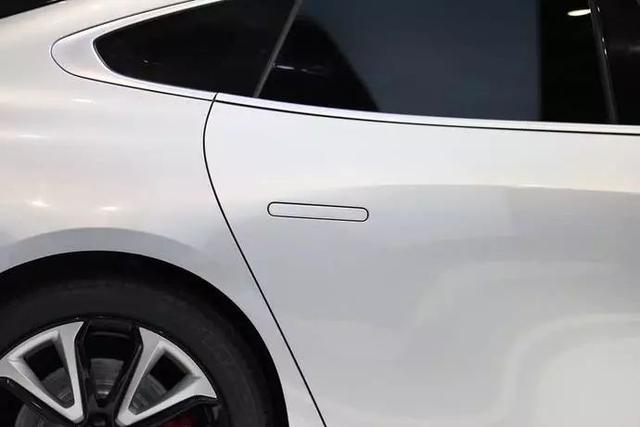 别的,小鹏p7前后车门均接纳了潜匿式门把手,让车辆侧面的团体更好.