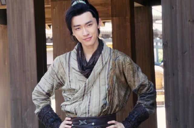 搜索一下,在电视剧《古剑奇谭》中,他还饰演了大师兄陵越的少年时期