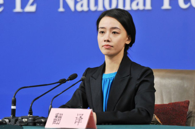 娴熟淡定的翻译,清新脱俗的气质,五官秀丽的容貌,很多记者被姚梦瑶