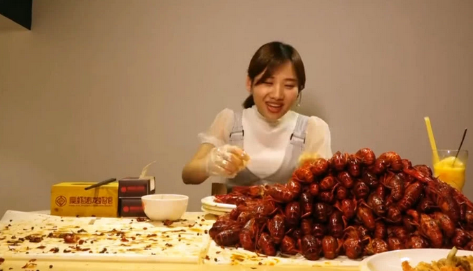 密子君一小时吃40斤"龙虾",观众看到肚子纷纷脱粉:我们不傻